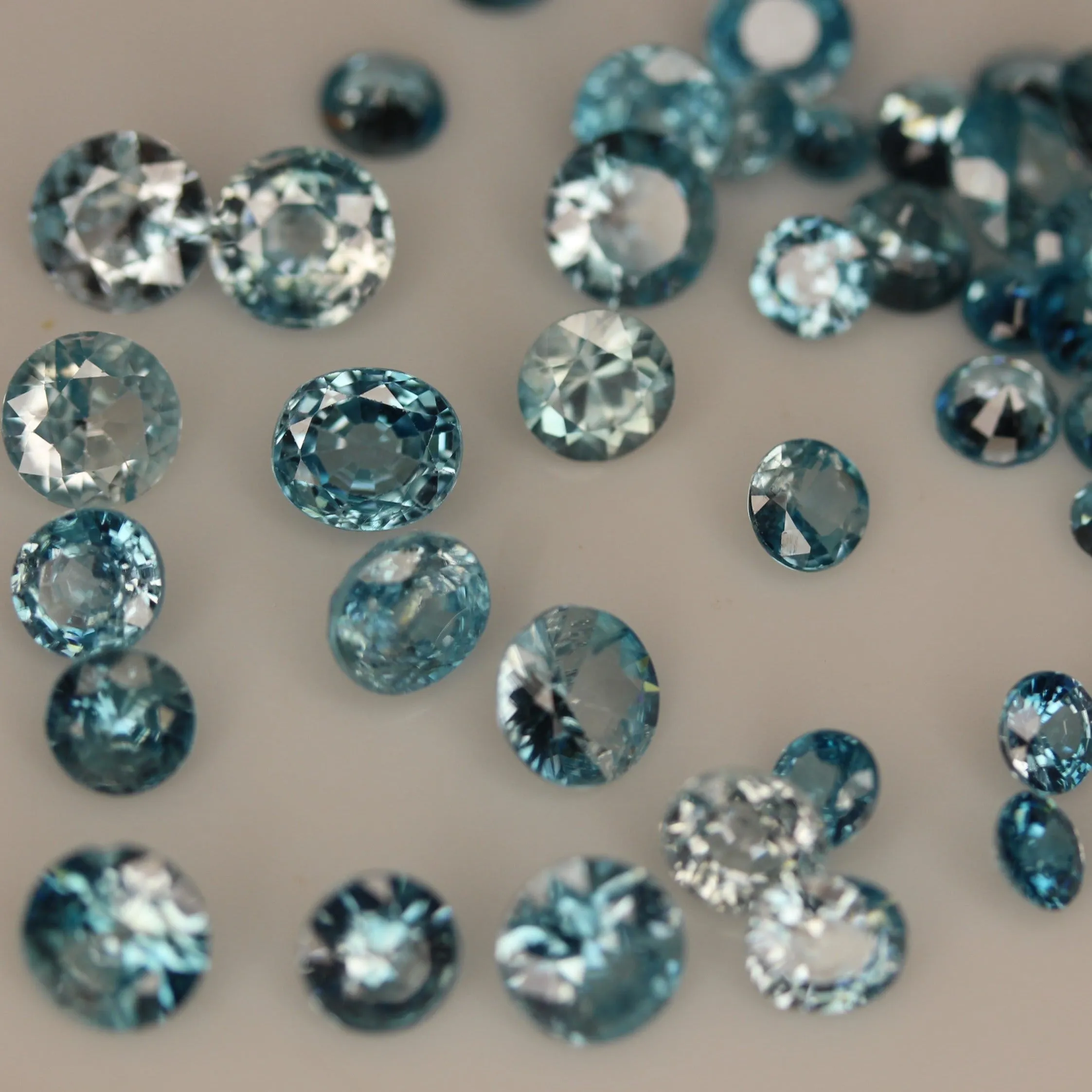 20 carats Round brilliant Blue Zircon loose stones