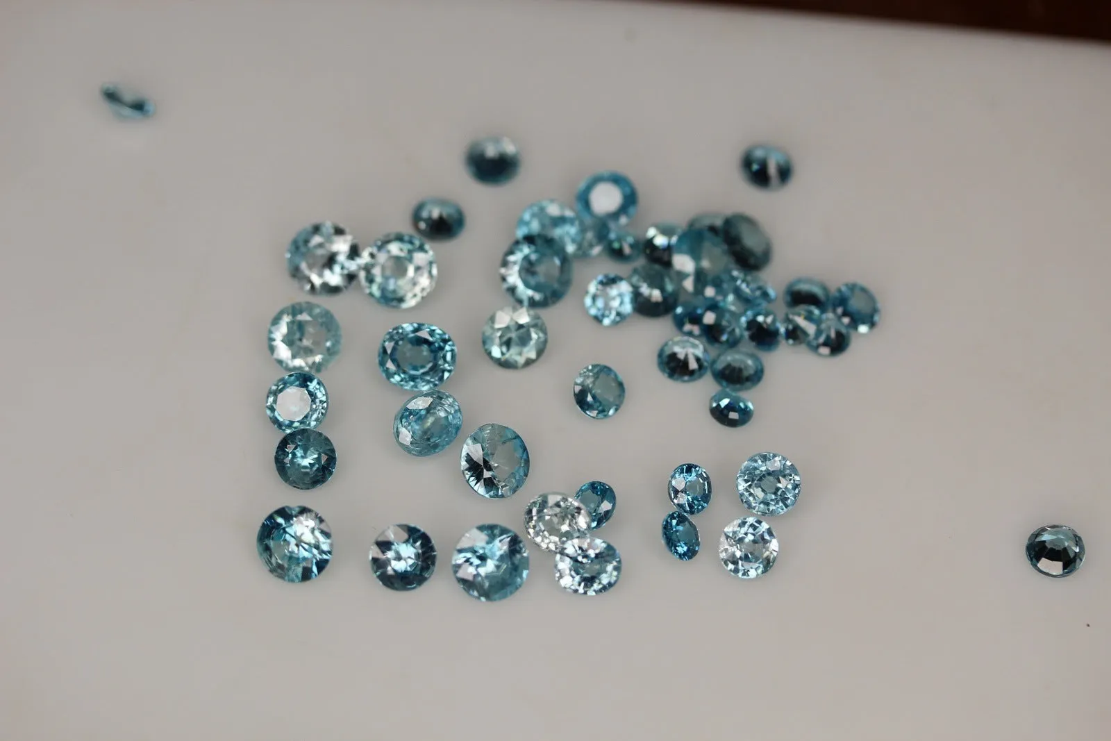 20 carats Round brilliant Blue Zircon loose stones