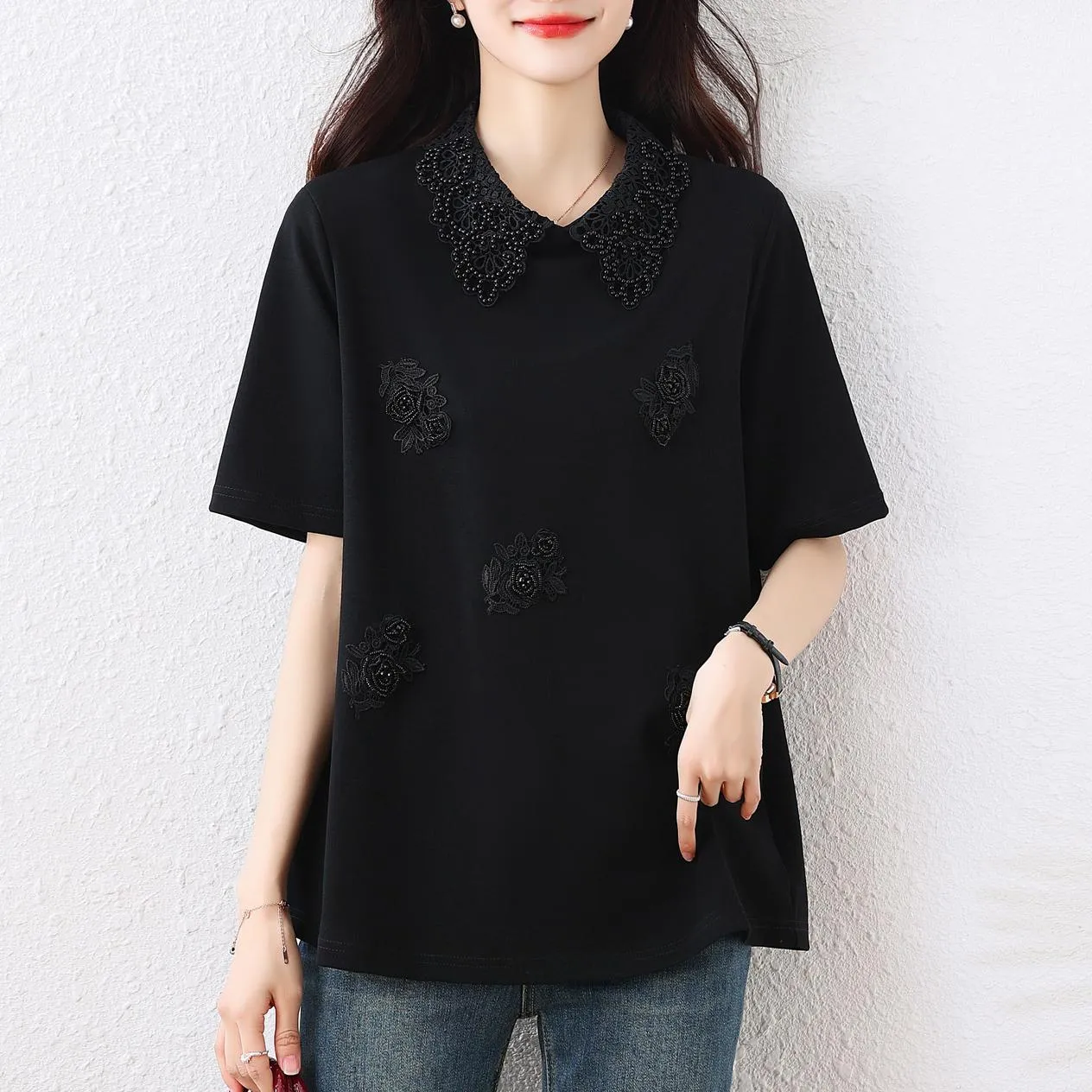 Chic Spread Neckline T-Shirt with Loose Fit for Women Perfect for Casual Wear