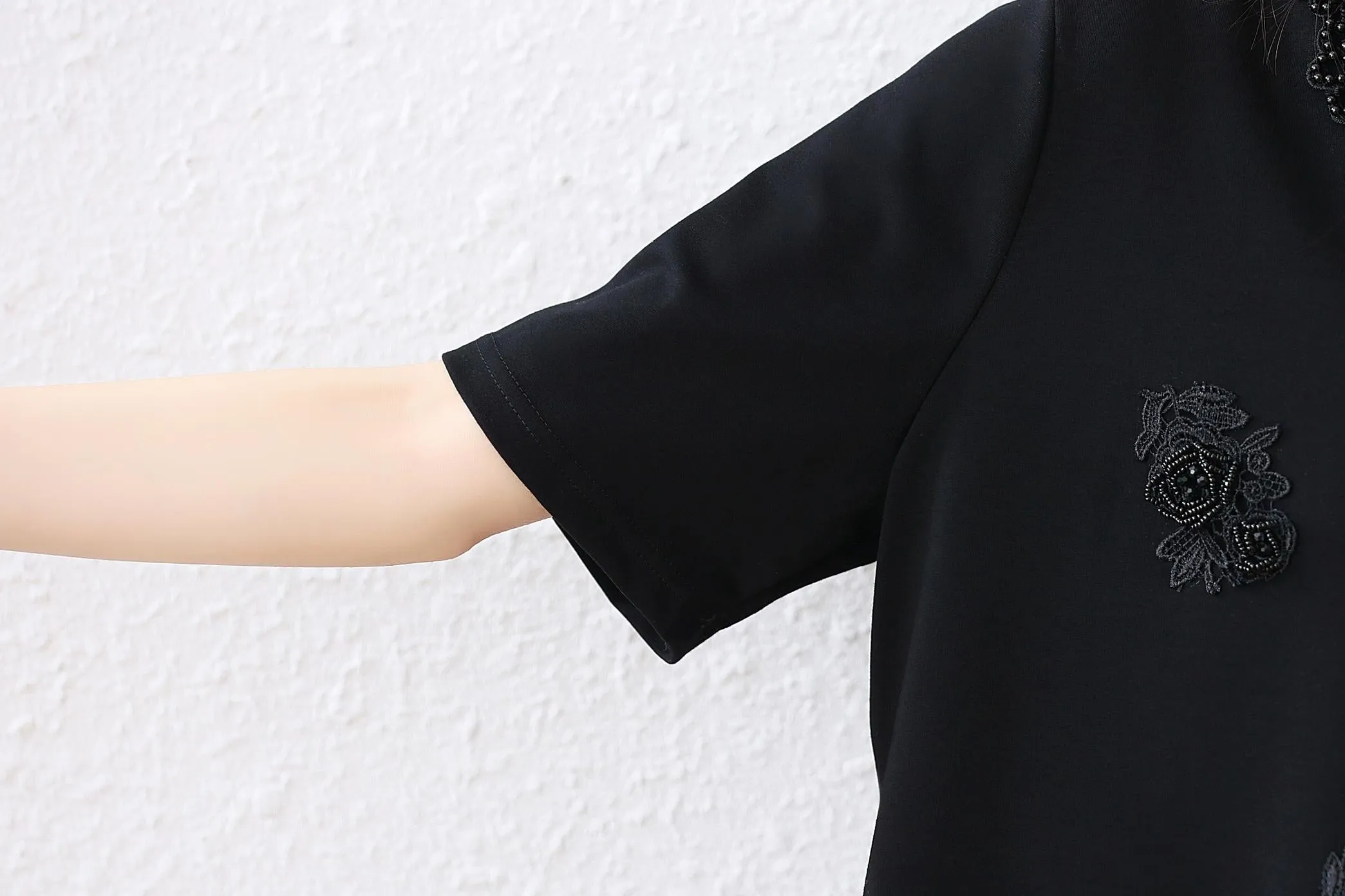 Chic Spread Neckline T-Shirt with Loose Fit for Women Perfect for Casual Wear