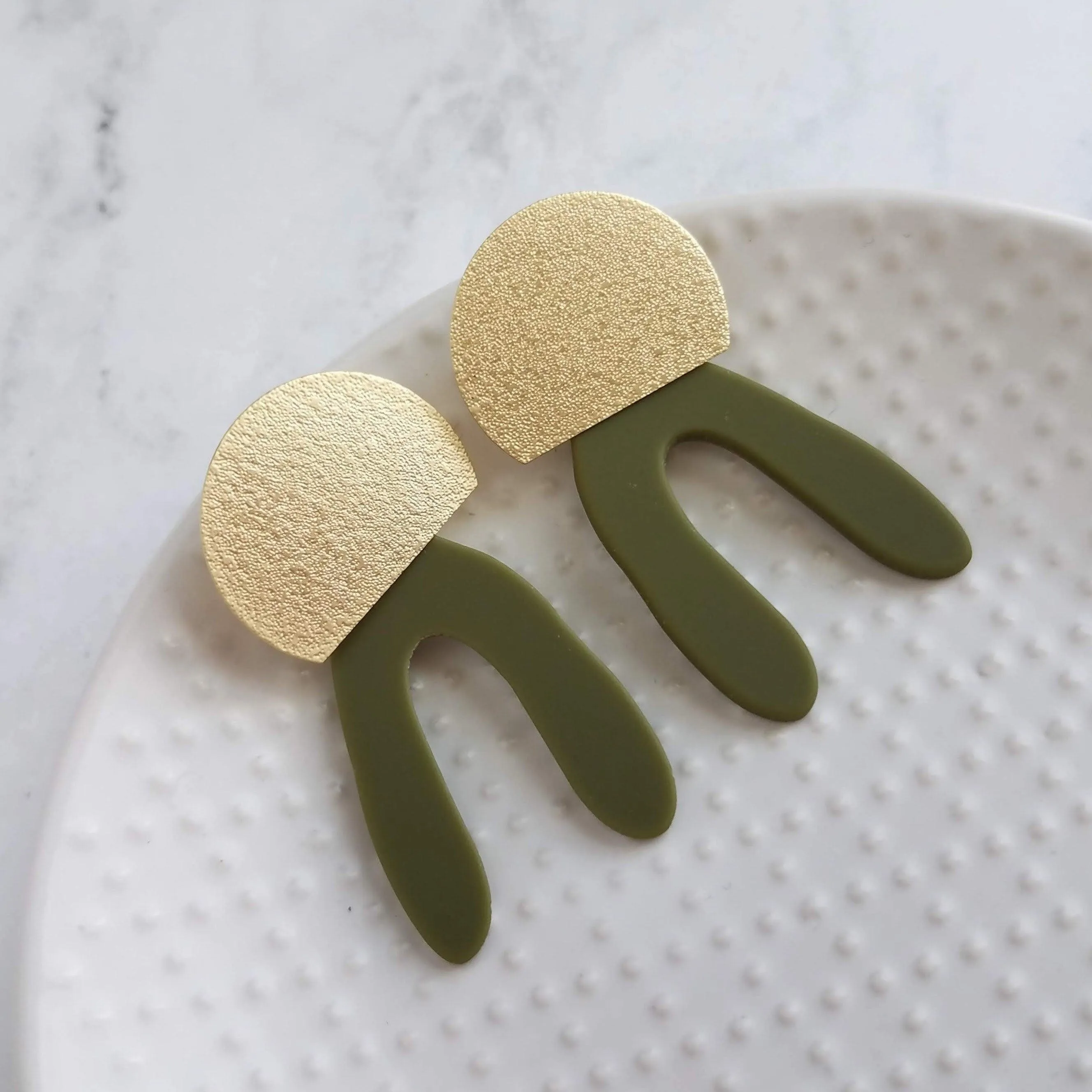 Gold Olive Green Earrings, 80s earring, retro earring, vintage style earring, acrylic arch, plastic u shape, chunky green earring, large