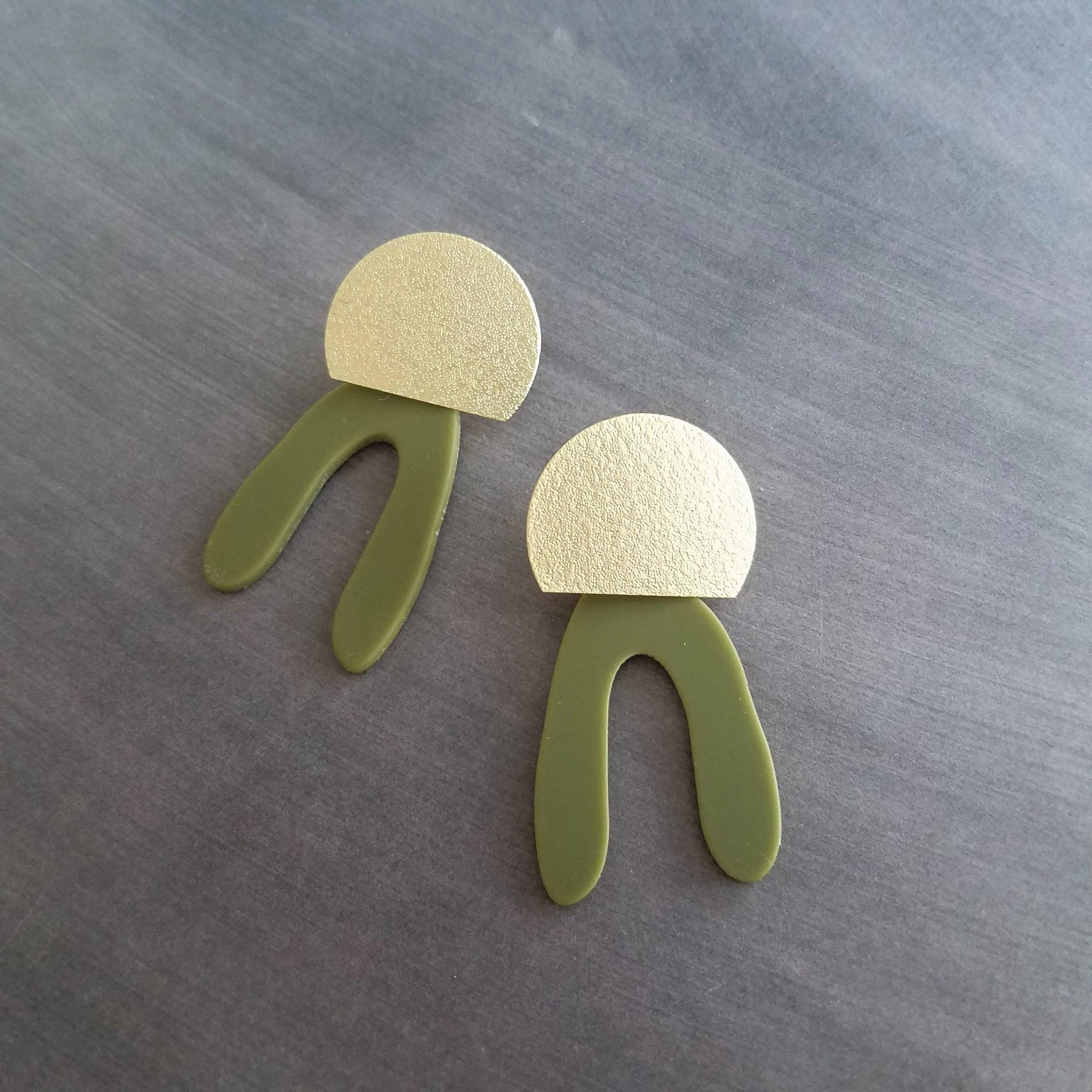 Gold Olive Green Earrings, 80s earring, retro earring, vintage style earring, acrylic arch, plastic u shape, chunky green earring, large