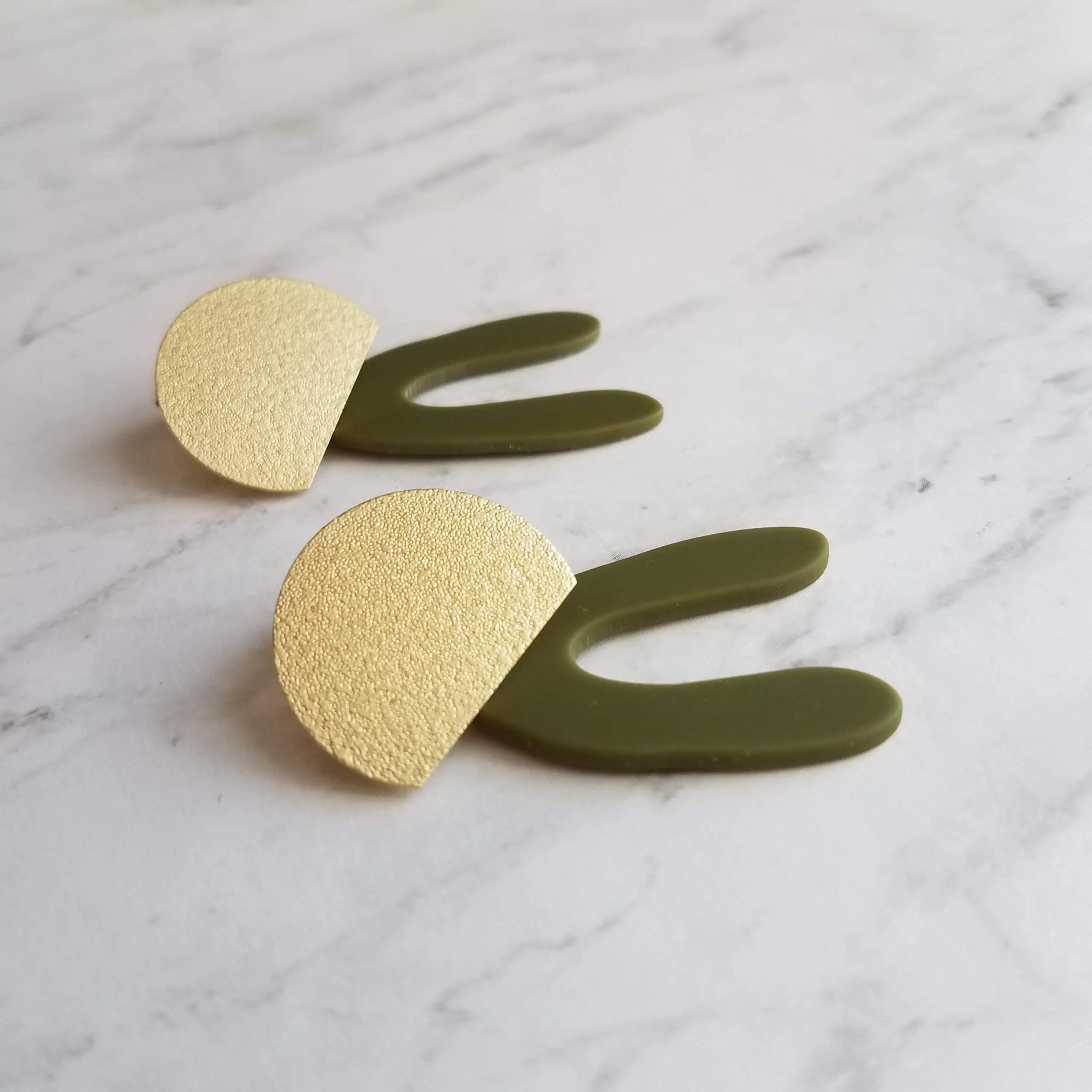 Gold Olive Green Earrings, 80s earring, retro earring, vintage style earring, acrylic arch, plastic u shape, chunky green earring, large