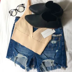 Hi! I'm selling a new pair of high rise shorts w/ tags attached :)