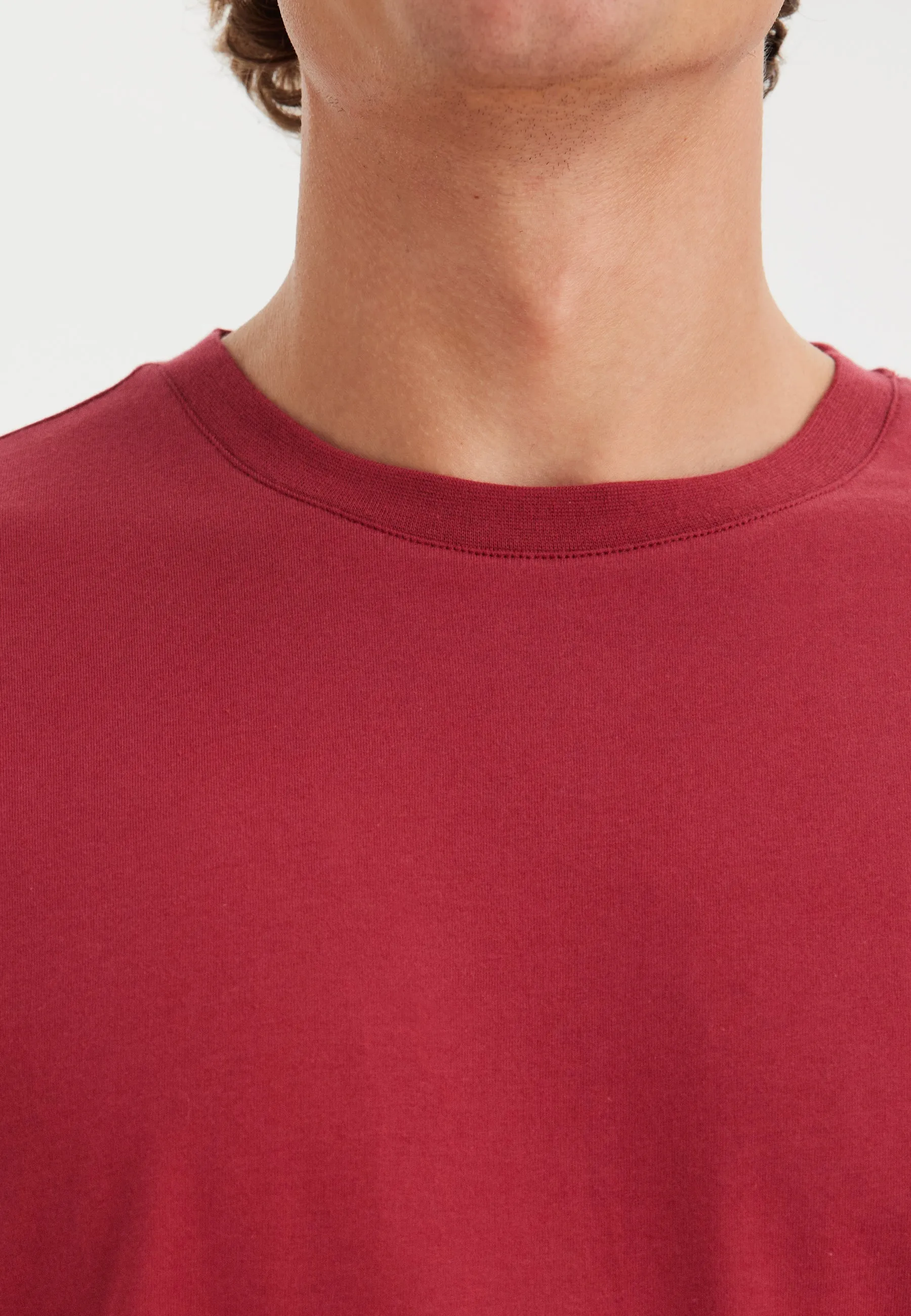 Kırmızı Bisiklet Yaka Pamuklu Oversize Erkek T-Shirt ESSENTIALS