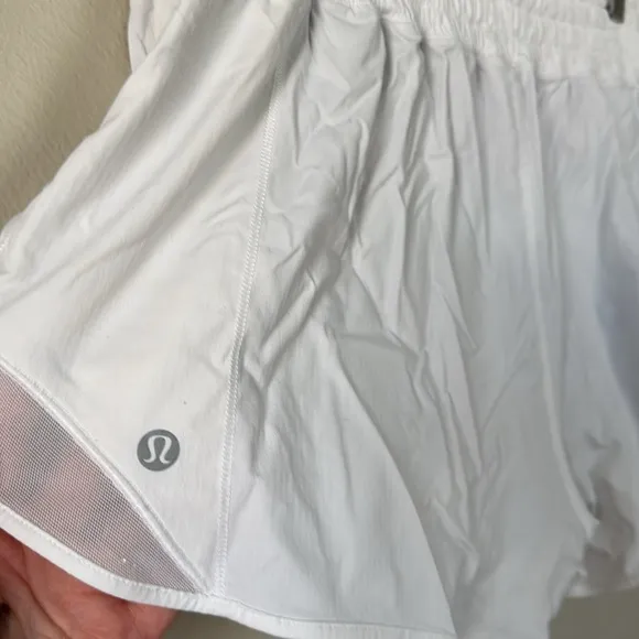 Lululemon hotty hot white shorts 2.5 10