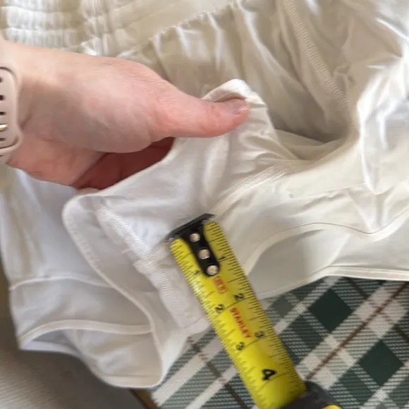 Lululemon hotty hot white shorts 2.5 10