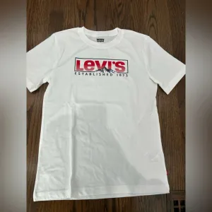 New Levi's Boy's Short Sleeve Graphic Logo Print Crewneck Tee Sz 5/6