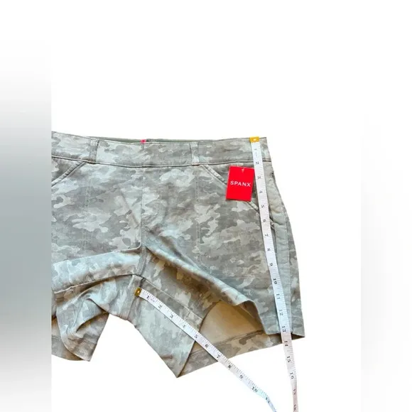 Spanx Womens Stone Wash Camo Stretch Twill Shorts 5&quot; Army Green Size L