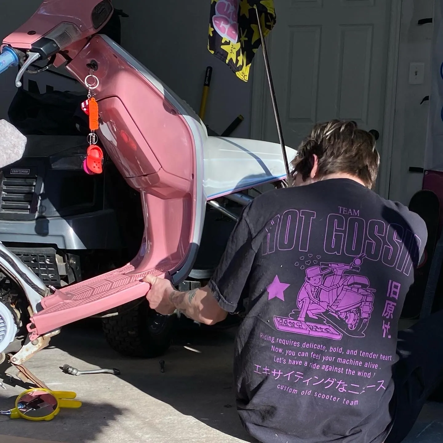 TEAM HOT GOSSIP SCOOTER SHIRT - BLACK / PURPLE